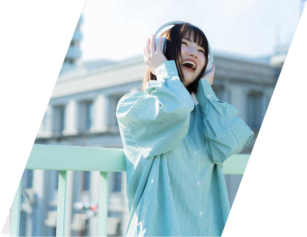 ヘッドホンで音楽を聴く女性